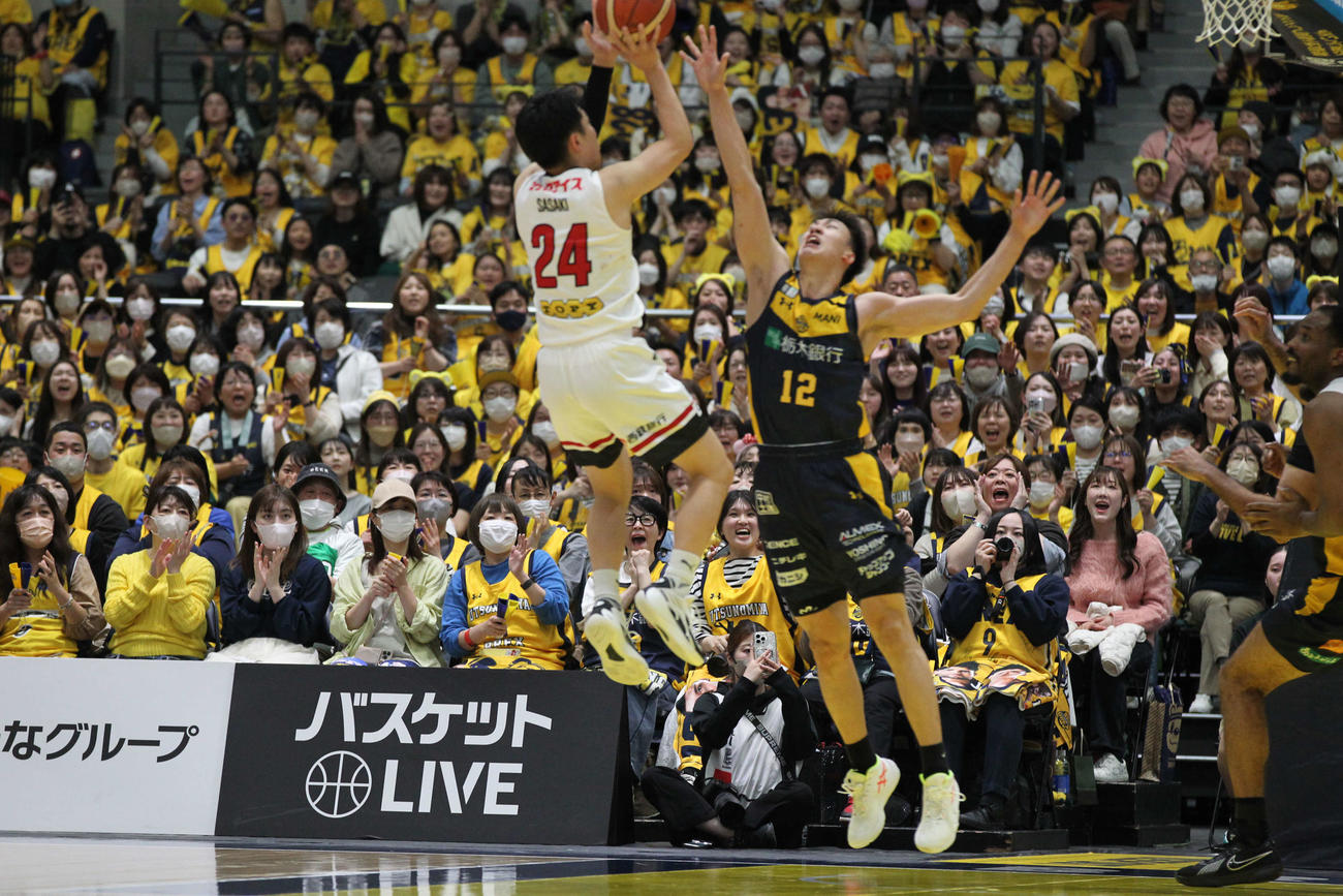 宇都宮対三遠　三遠のラストプレーで日本代表・佐々木にプレッシャーをかけ、シュート失敗、逃げ切り勝利に貢献した宇都宮・高島紳司（撮影・沢田啓太郎）