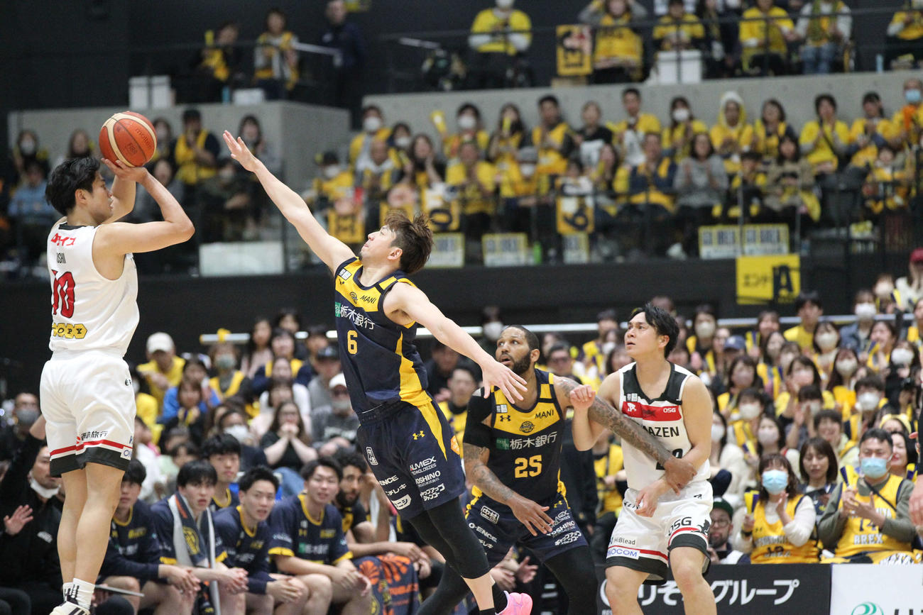 宇都宮対三遠　相手選手のシュートをブロックするため右手を目いっぱい伸ばす宇都宮の比江島慎（撮影・沢田啓太郎）