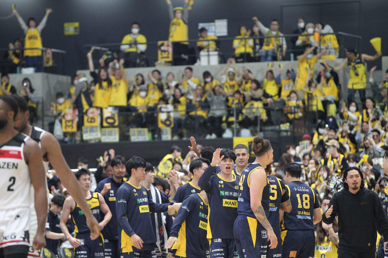 宇都宮対三遠　リーグ勝率1位の三遠に2点差で勝ち、同2位の宇都宮の選手たちは勝ちどきをあげる（撮影・沢田啓太郎）