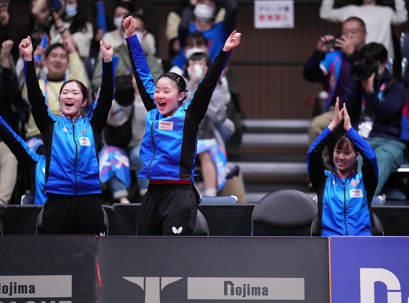 神奈川対日本生命　日本生命に勝利し決勝進出を決め、ベンチで喜ぶ神奈川の選手たち。左から木原、張本、長崎（撮影・鈴木みどり）