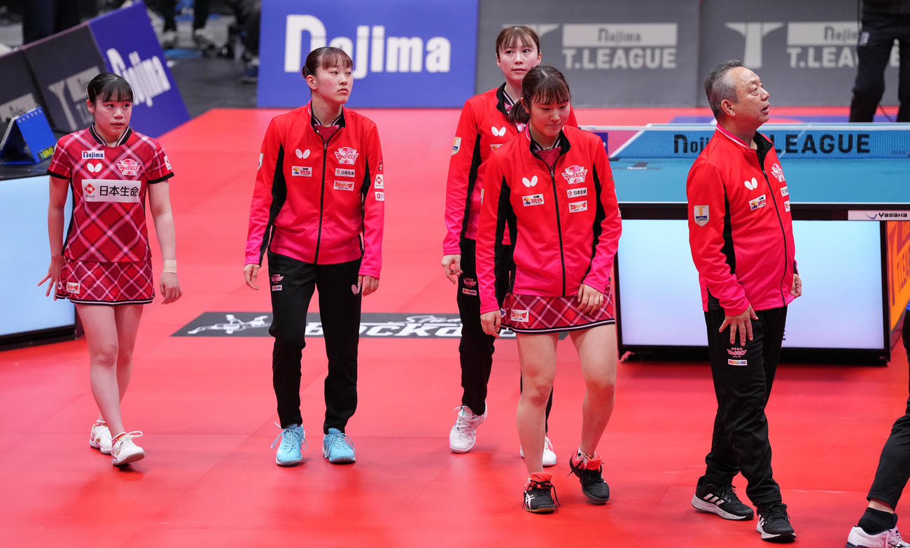 神奈川対日本生命　神奈川に敗れ決勝進出を逃し、浮かない表情の日本生命の選手たち（撮影・鈴木みどり）