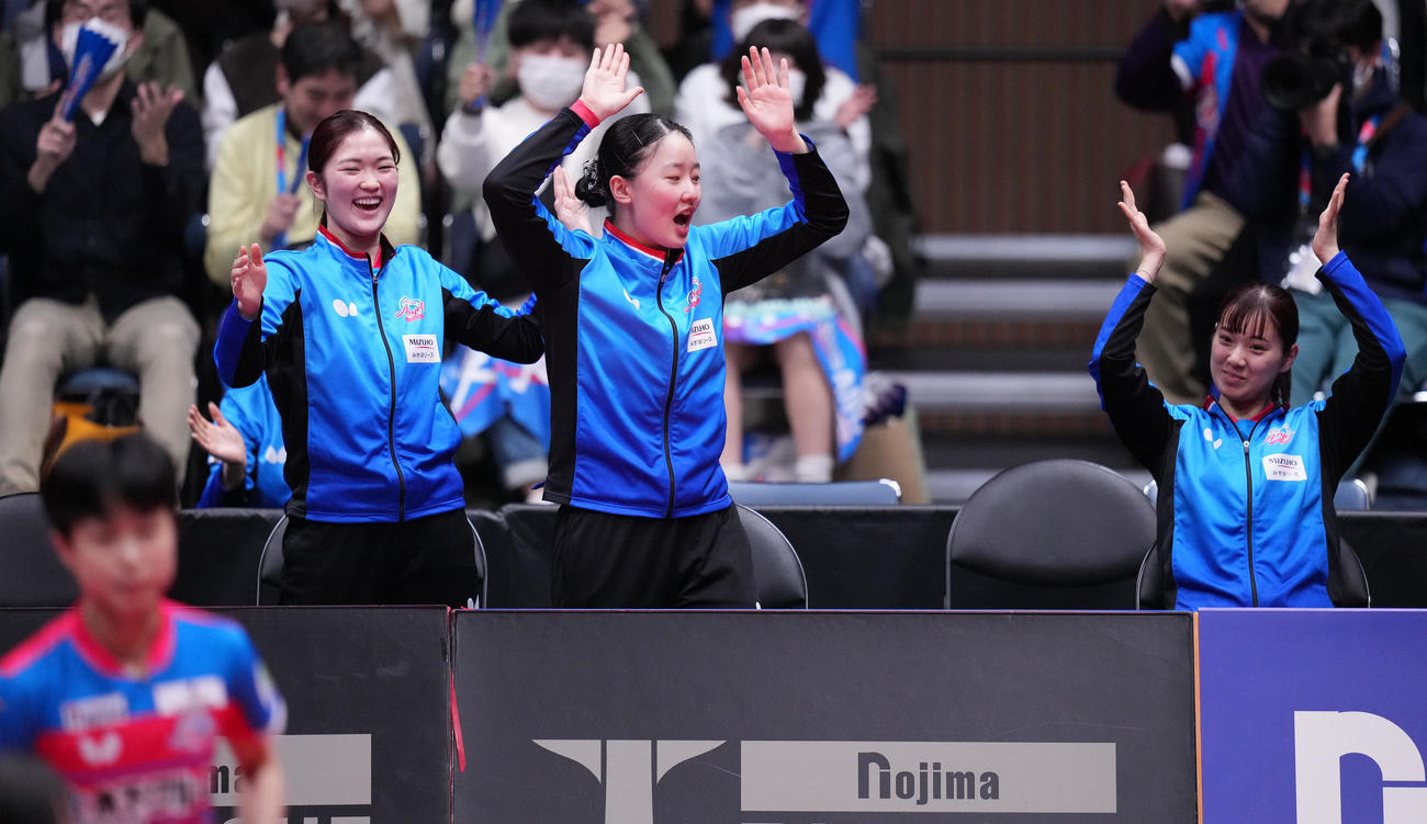 神奈川対日本生命　日本生命に勝利し決勝進出を決め、ベンチで喜ぶ神奈川の選手たち。左から木原、張本、長崎。手前はチュ・チョンヒ（撮影・鈴木みどり）