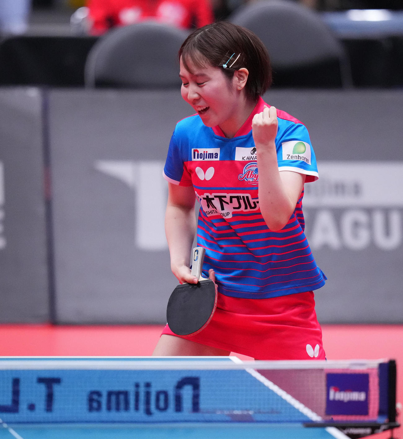 神奈川対日本生命　平野対笹尾　笹尾に勝利しガッツポーズする平野（撮影・鈴木みどり）