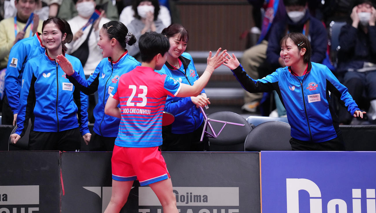 神奈川対日本生命　日本生命に勝利し決勝進出を決め、チュ・チョンヒ（中央）を迎える神奈川の選手たち。左から木原、張本、1人おいて長崎、平野（撮影・鈴木みどり）