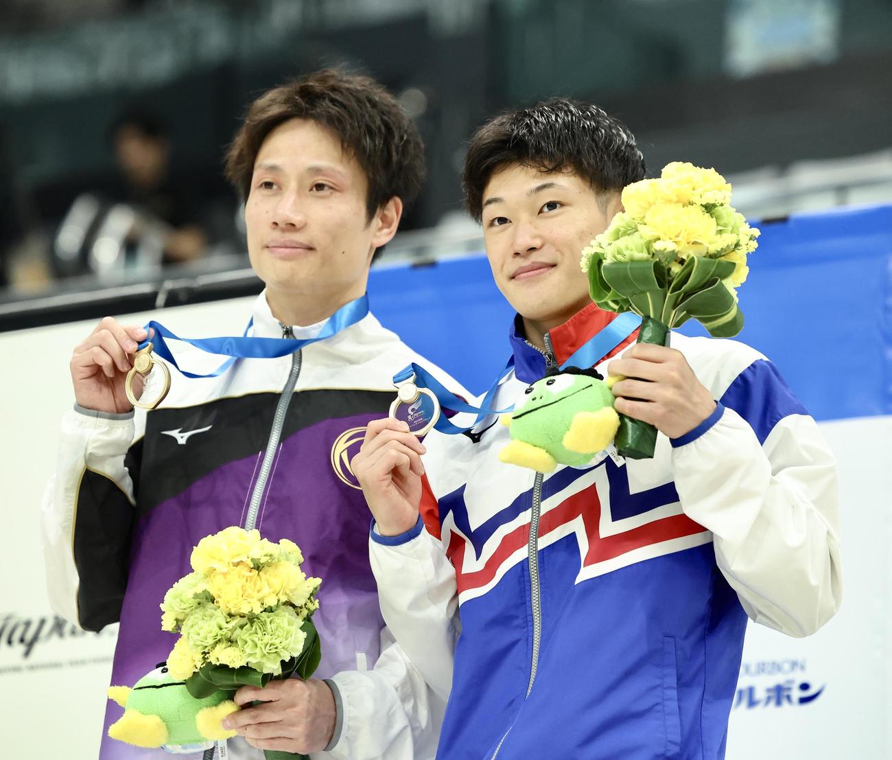 男子10メートルシンクロナイズド優勝の玉井（右）と大久保（撮影・河田真司）