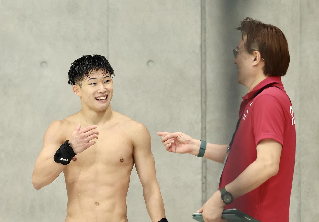 男子高飛び込み決勝を終え、馬淵コーチ（右）と笑顔で言葉を交わす玉井（撮影・河田真司）