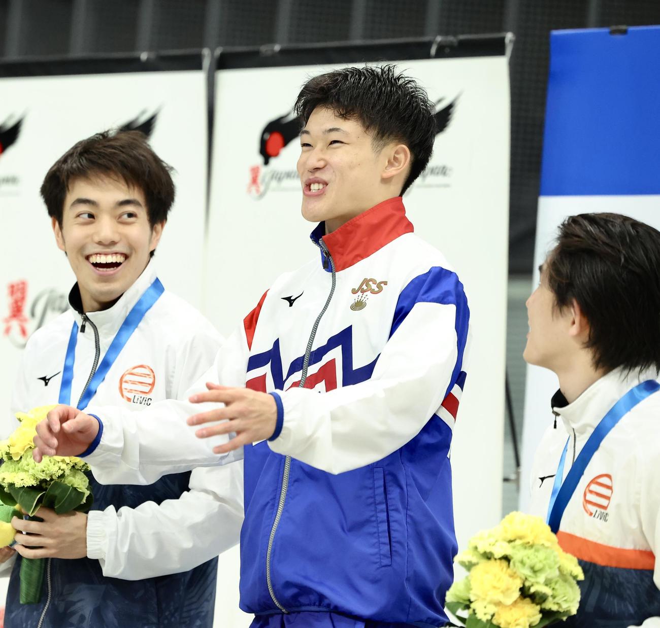 男子高飛び込み優勝の玉井（中央）（撮影・河田真司）