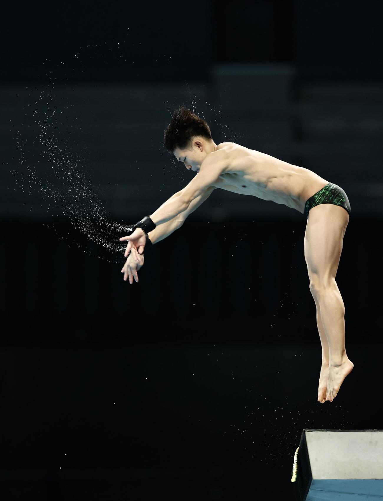 高飛び込み予選に臨む玉井（中央）（撮影・河田真司）