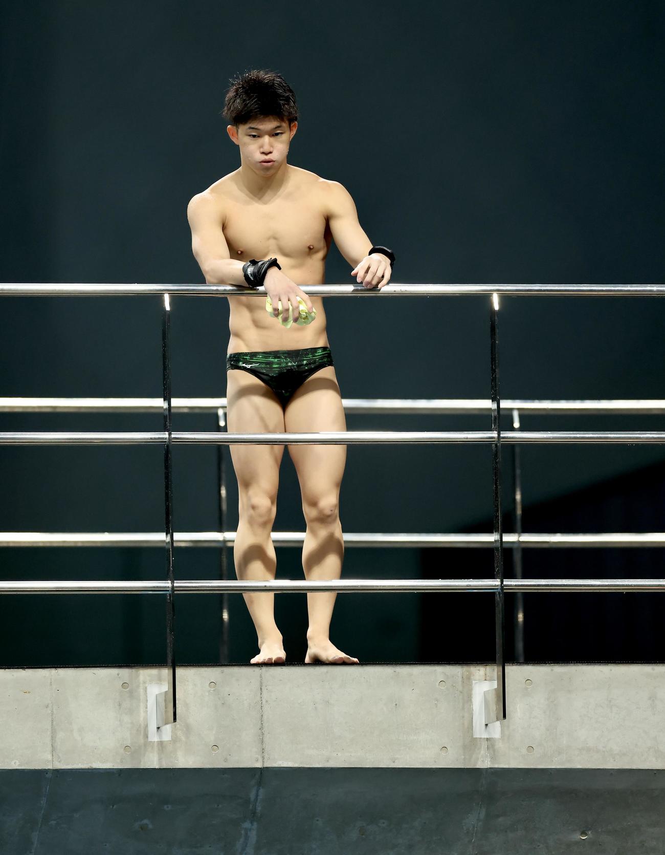 高飛び込み予選に臨む玉井（中央）（撮影・河田真司）