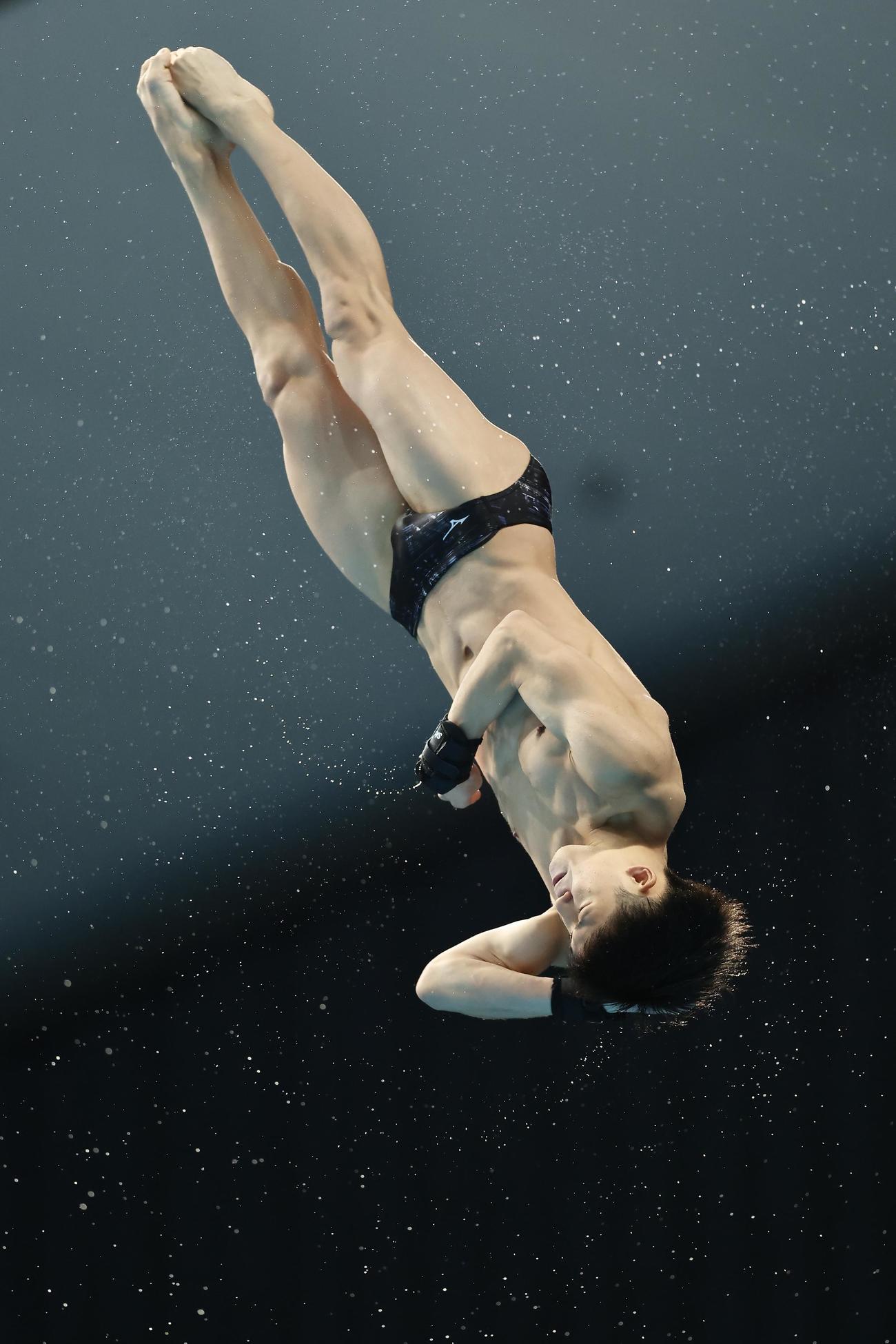 男子高飛び込み決勝　6回目の演技に臨む玉井（撮影・河田真司）