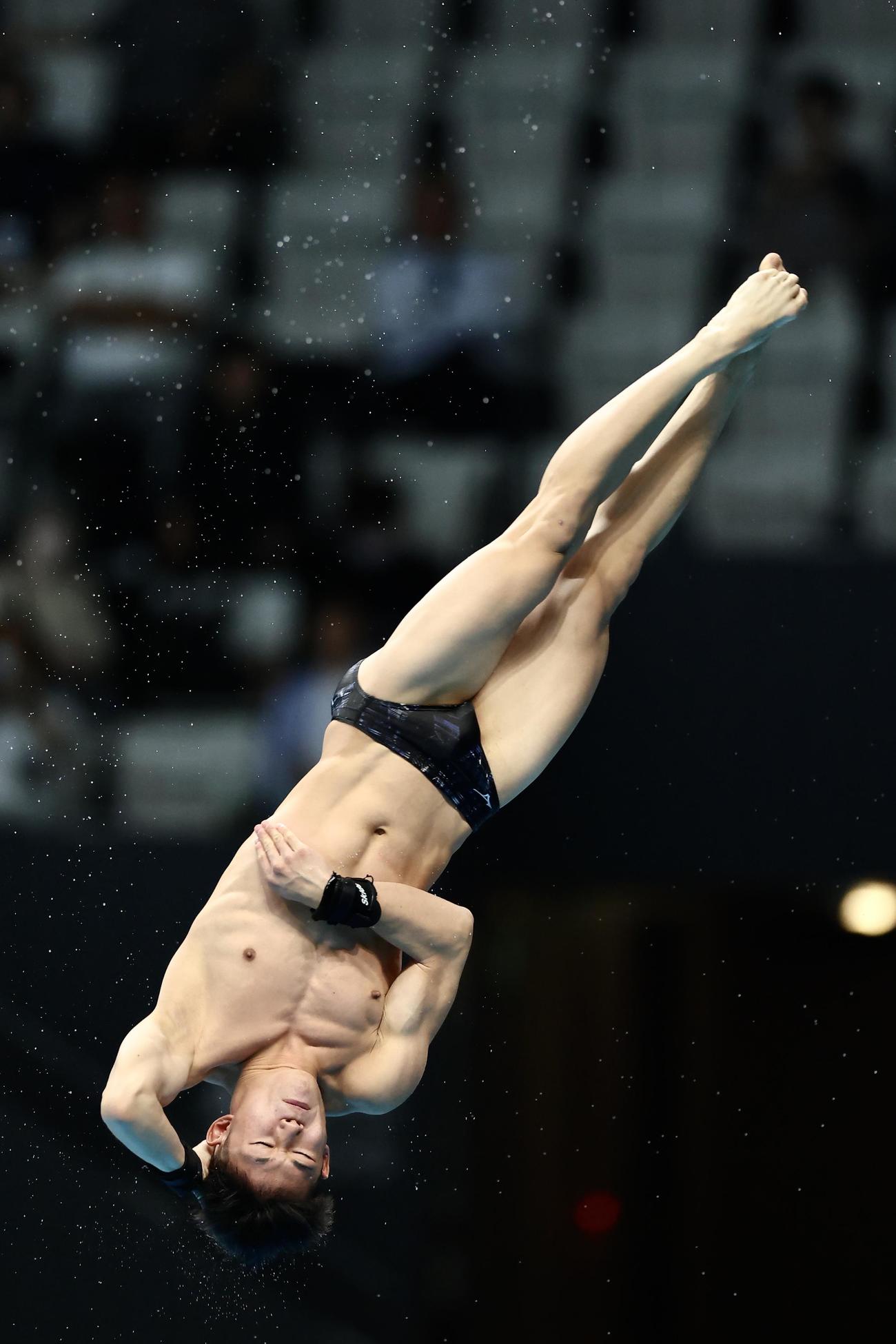 男子高飛び込み決勝　4回目の演技に臨む玉井（撮影・河田真司）