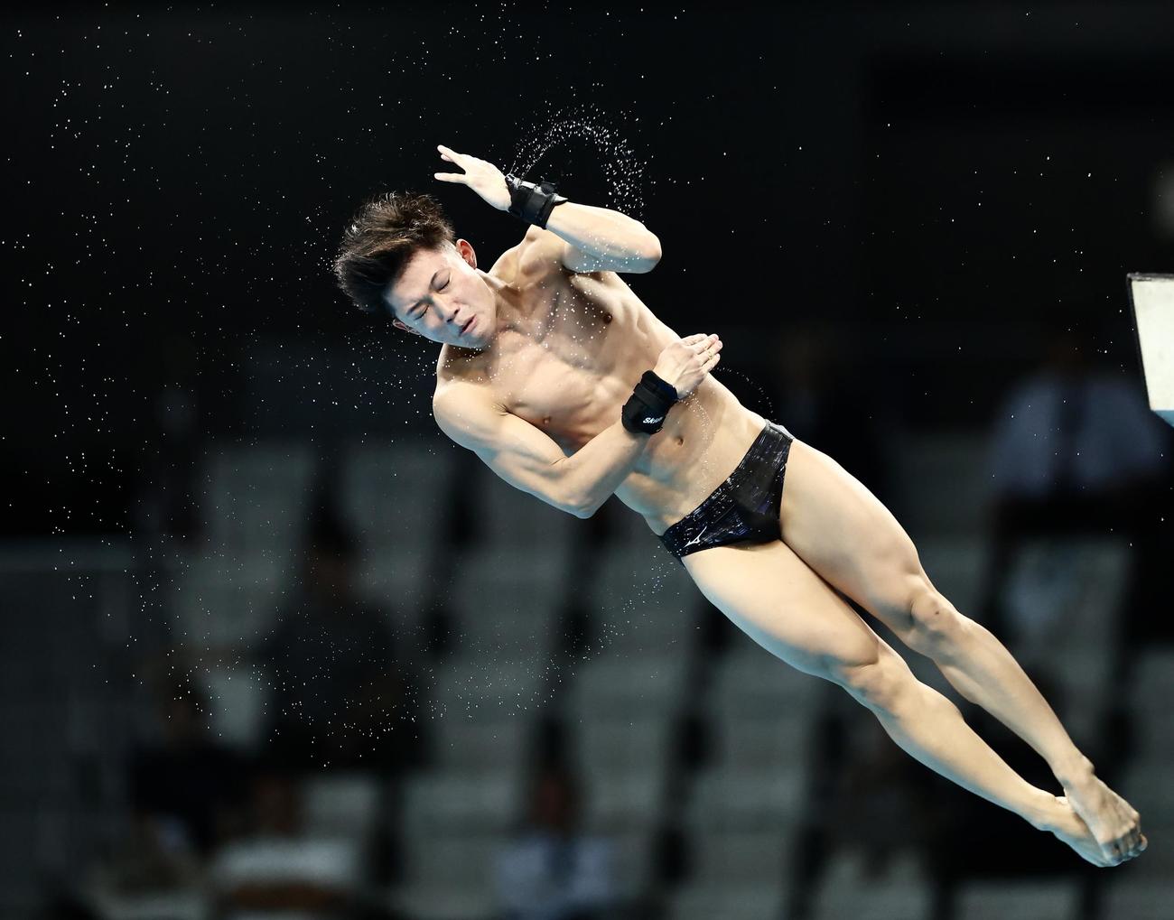 男子高飛び込み決勝　4回目の演技に臨む玉井（撮影・河田真司）