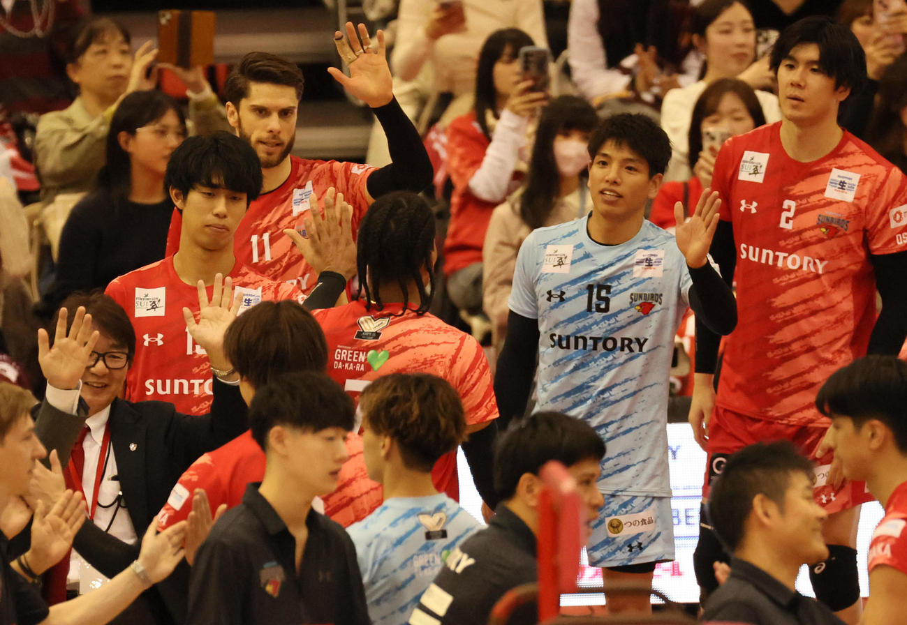 VC長野に勝利し、ハイタッチするサントリーのアレクサンデル・シリフカ（左後方）ら（撮影・宮崎幸一）