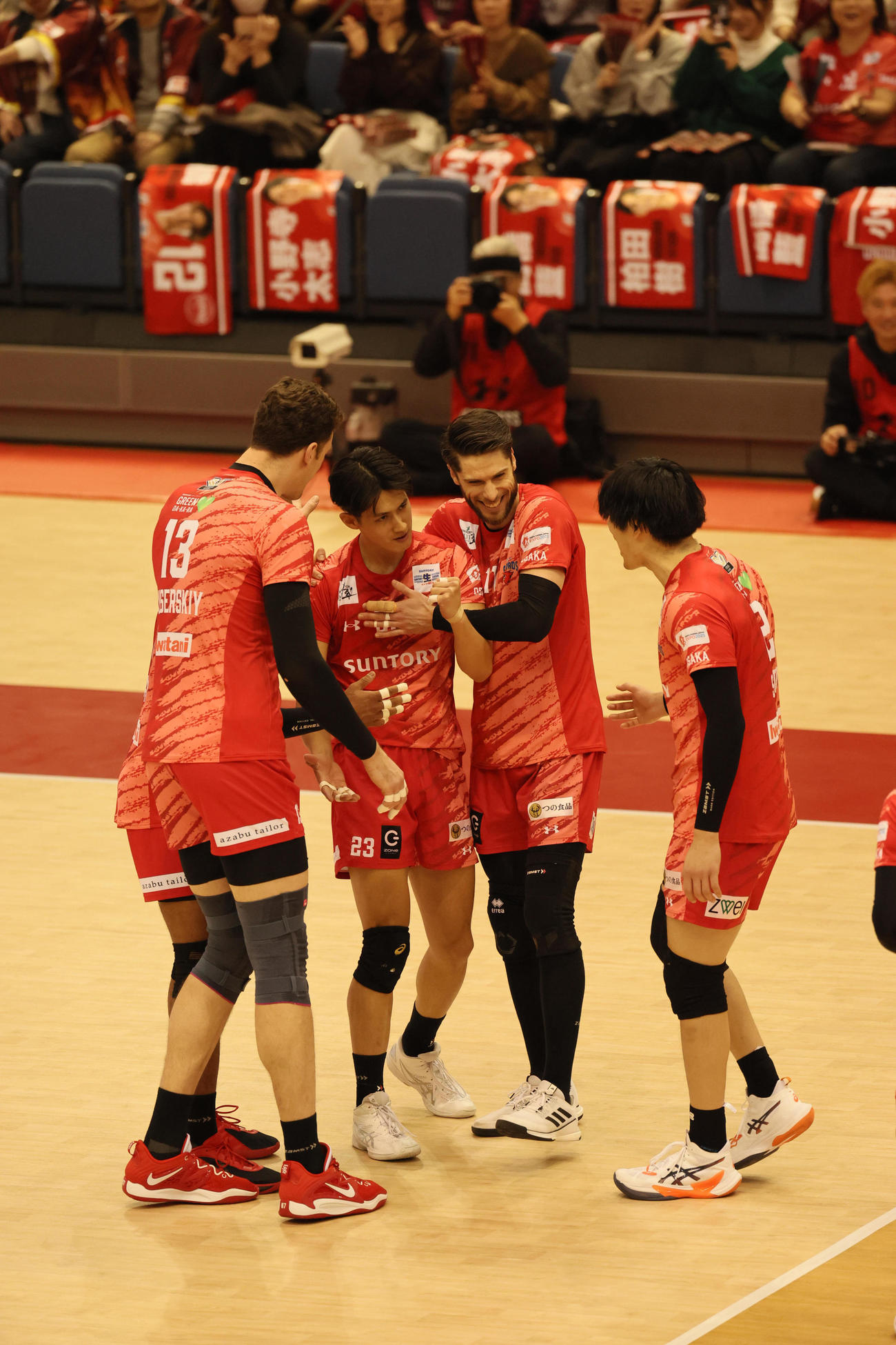 サントリー対VC長野　第2セット、スパイクを決めたサントリー柏田樹（左から2人目）をたたえるアレクサンデル・シリフカ（同3人目）ら（撮影・宮崎幸一）