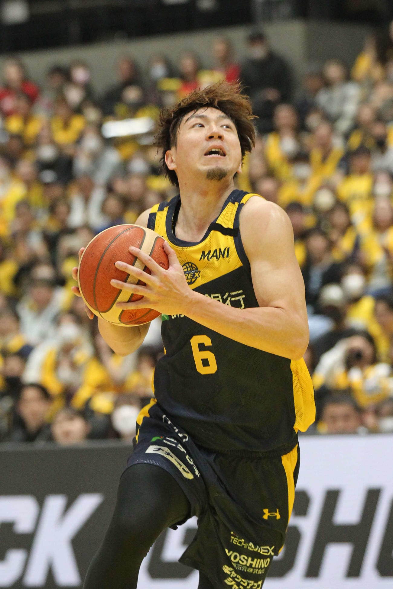 宇都宮対三遠　必死の形相でゴールに向かう宇都宮の比江島慎（撮影・沢田啓太郎）
