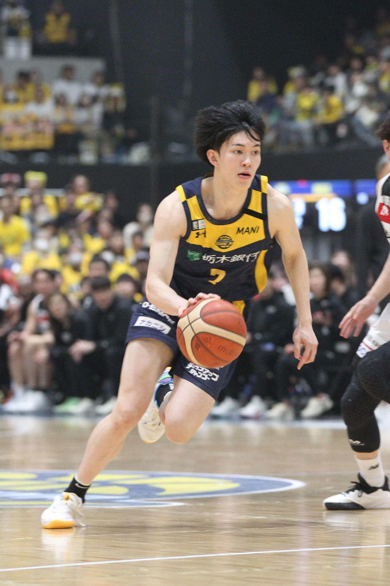 宇都宮対三遠　ドリブルをしかける宇都宮の小川敦也（撮影・沢田啓太郎）