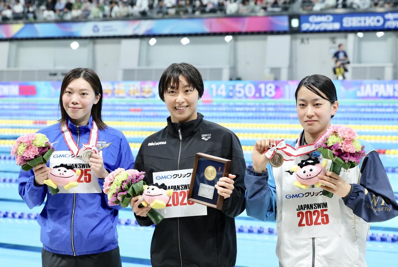 女子50メートル平泳ぎ決勝　表彰式後、記念撮影に臨む、左から2位の青木、優勝の鈴木、3位の加藤（撮影・河田真司）
