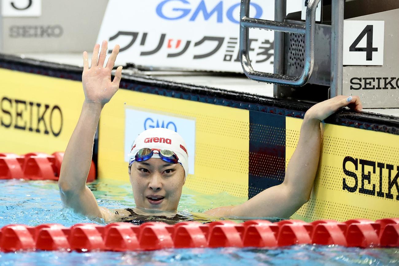女子50メートル平泳ぎ決勝　優勝を決める鈴木（撮影・河田真司）