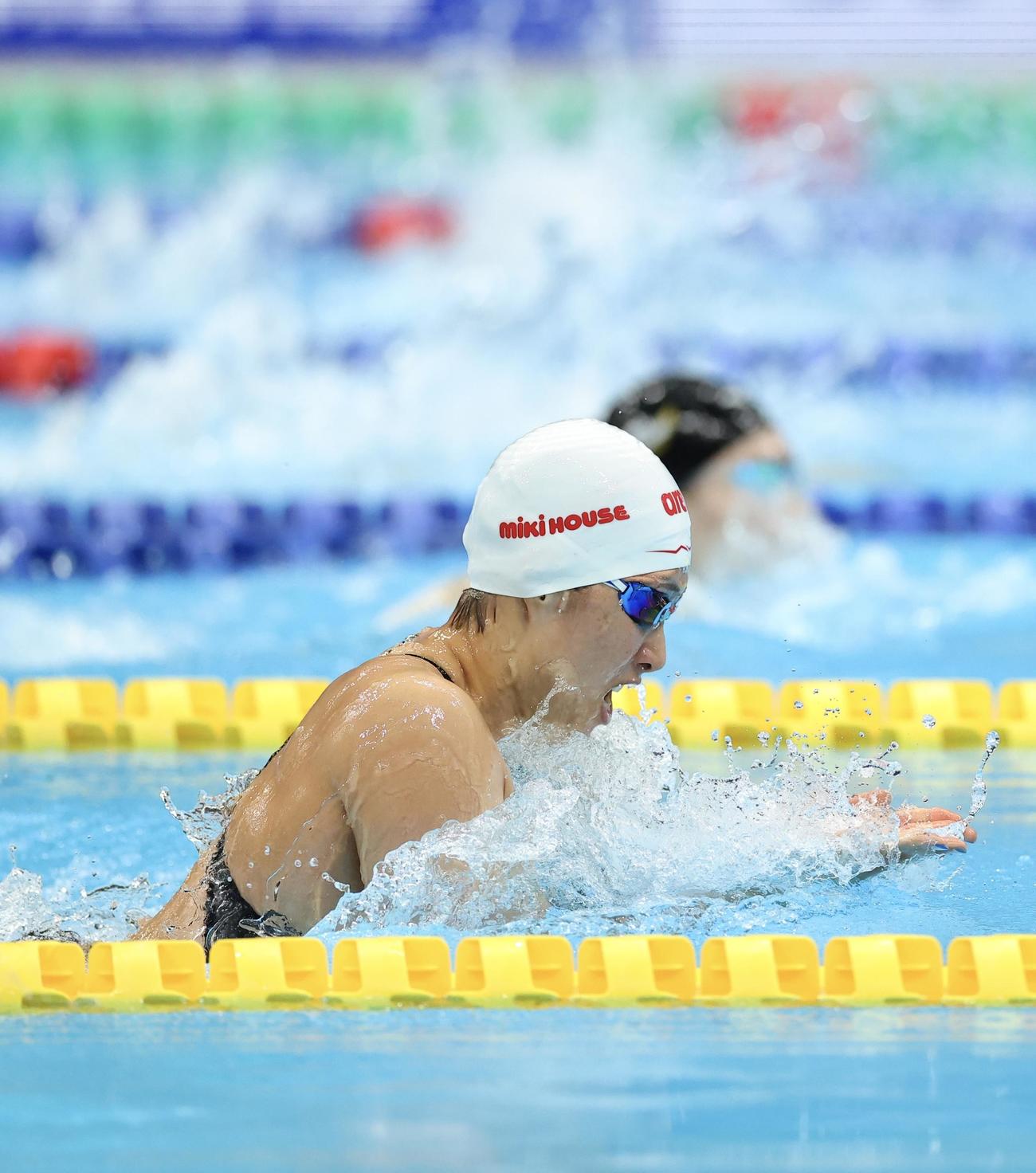 女子50メートル平泳ぎ決勝に臨む鈴木（撮影・河田真司）