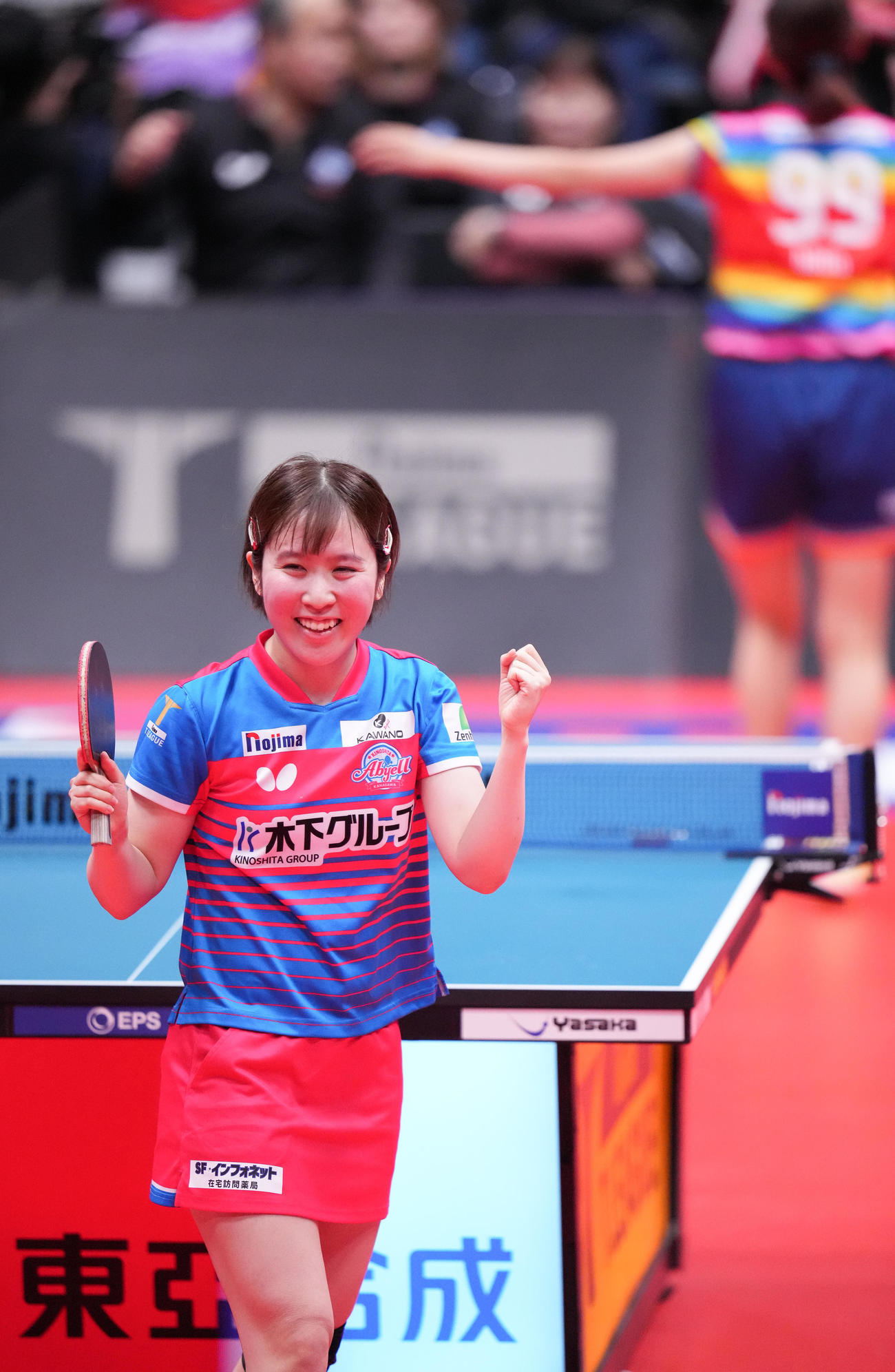 日本ペイント対神奈川　佐藤対平野美　佐藤に勝利しガッツポーズする平野（撮影・鈴木みどり）