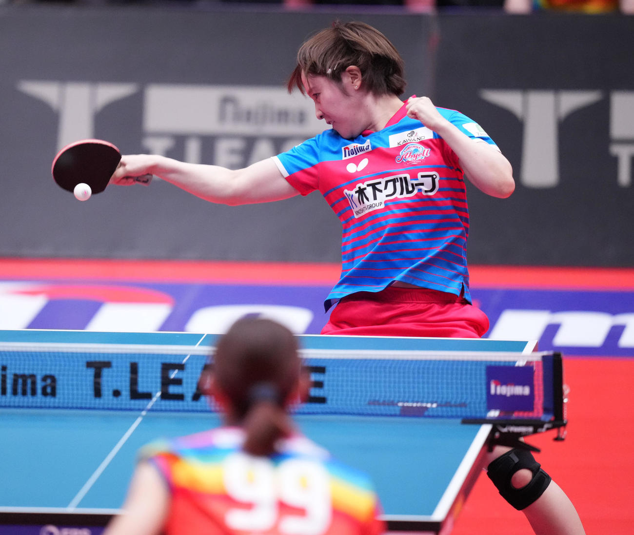 日本ペイント対神奈川　佐藤対平野　第2G、打ち返す平野（撮影・鈴木みどり）