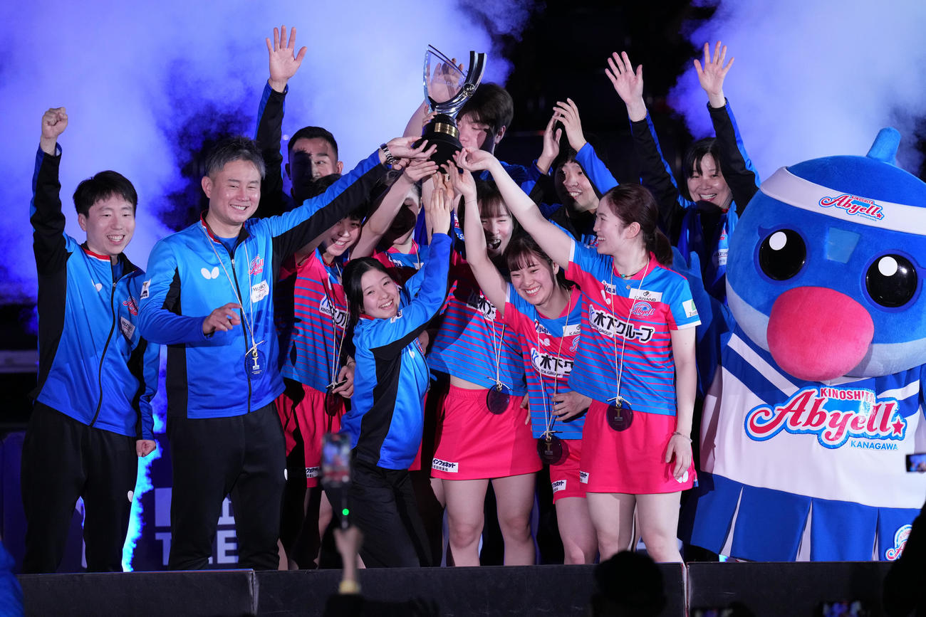 日本ペイント対神奈川　優勝し、トロフィーを掲げる神奈川の選手たち（撮影・鈴木みどり）