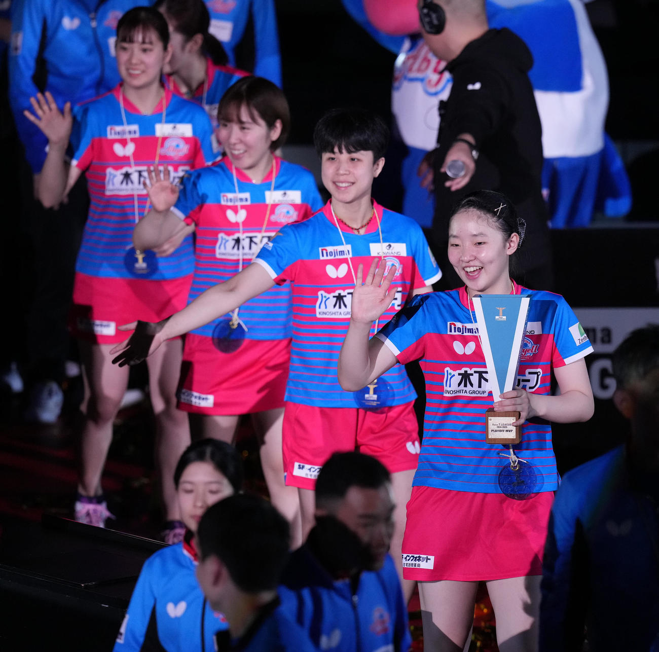 日本ペイント対神奈川　MVPに輝き、ファンに手を振る神奈川張本（右）（撮影・鈴木みどり）