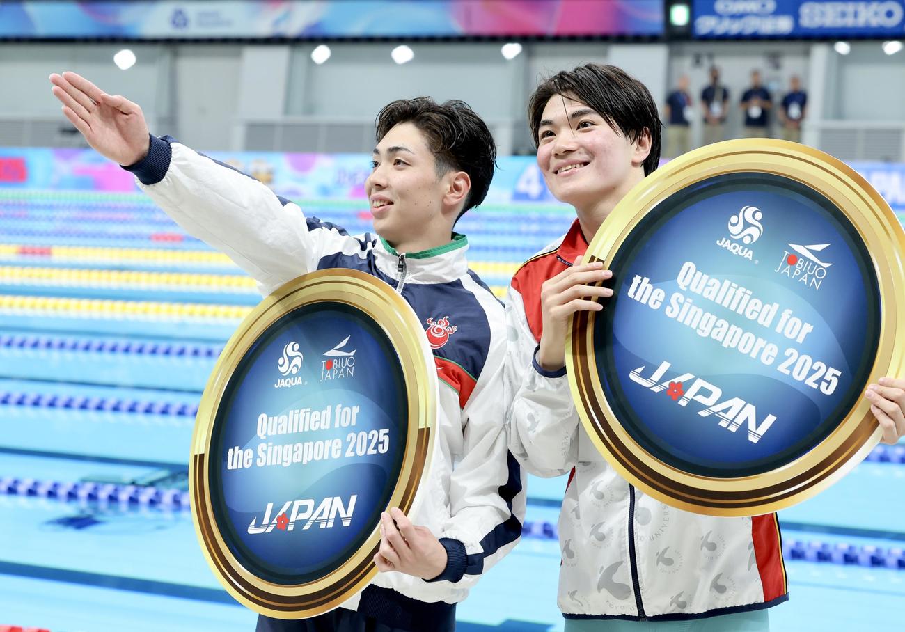 男子400メートル個人メドレーで世界選手権代表内定を決め、記念撮影に臨む西川（左）と松下（撮影・河田真司）