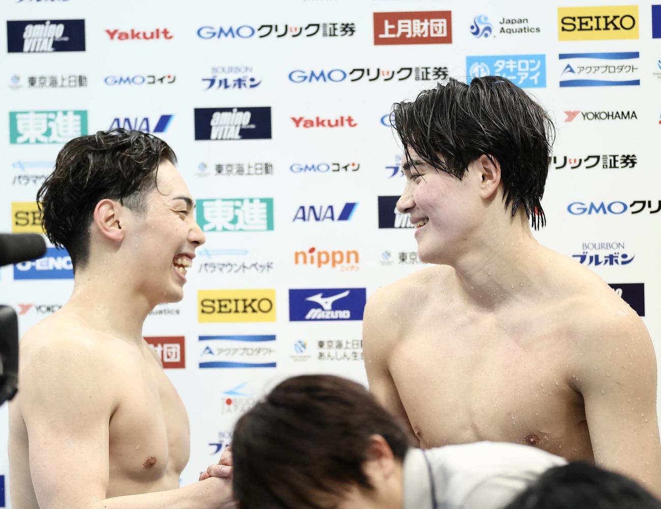 男子400メートル個人メドレー決勝　レースを終えたたえ合う西川（左）と松下（撮影・河田真司）