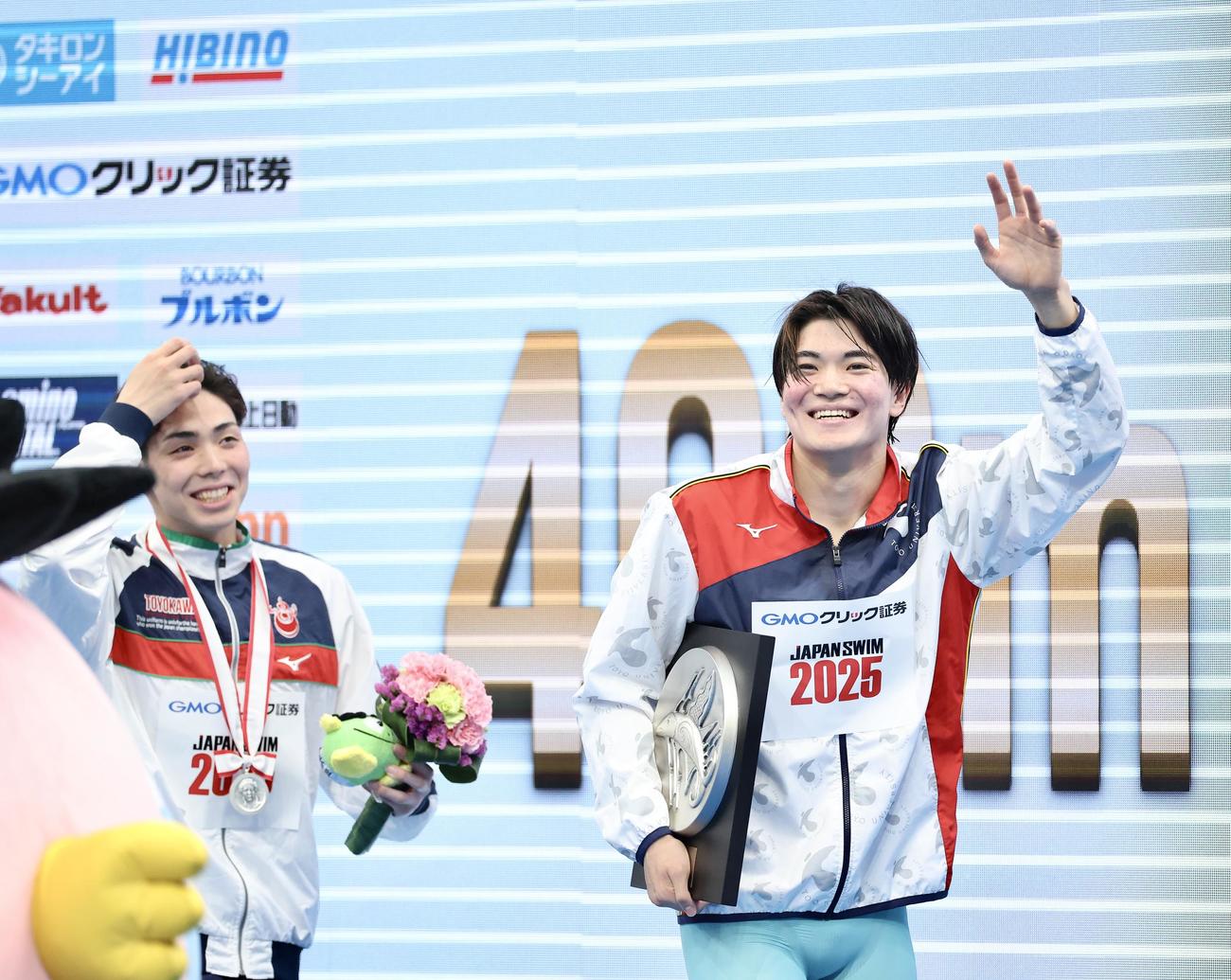 表彰式を終え、観客の声援に笑顔で答える男子400メートル個人メドレー優勝の松下（右）と2位西川（撮影・河田真司）