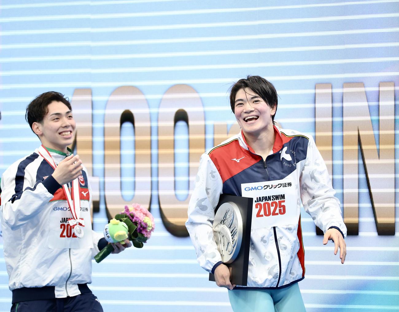 表彰式を終え、観客の声援に笑顔で答える男子400メートル個人メドレー優勝の松下（右）と2位西川（撮影・河田真司）