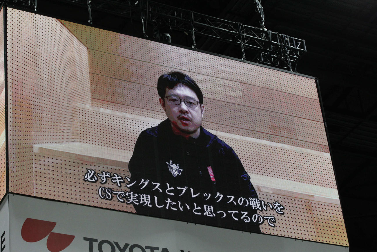 宇都宮三遠戦後、先月亡くなった宇都宮のケビン・ブラスウェルヘッドコーチの追悼セレモニーが行われ、前HCで現琉球アソシエイトヘッドHCの佐々宜央氏がビデオで追悼メッセージを贈った（撮影・沢田啓太郎）