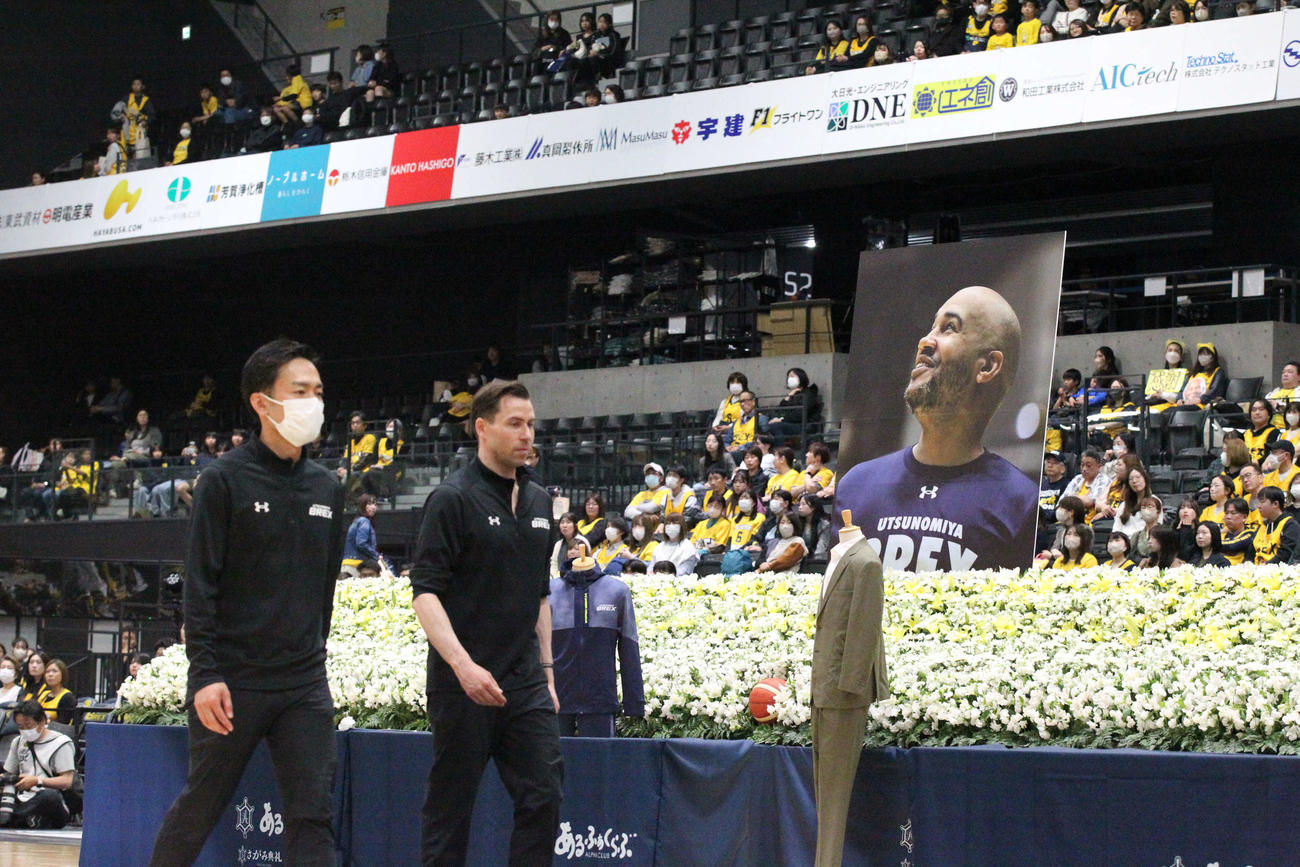 宇都宮三遠戦後、先月亡くなった宇都宮のケビン・ブラスウェルヘッドコーチの追悼セレモニーが行われ、追悼の言葉を述べたジーコ・コロネルヘッドコーチ代行。左は加藤通訳兼チームマネジャー（撮影・沢田啓太郎）