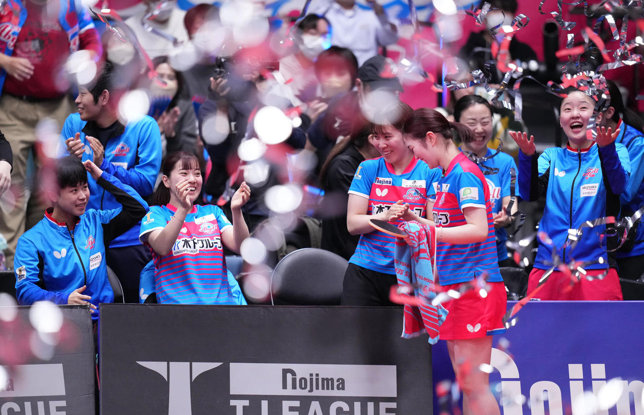 日本ペイント対神奈川　日本ペイントに勝利し優勝を決め、喜ぶ神奈川の選手たち。左からチュ・チョンヒ、長崎、平野、木原、1人おいて張本（撮影・鈴木みどり）