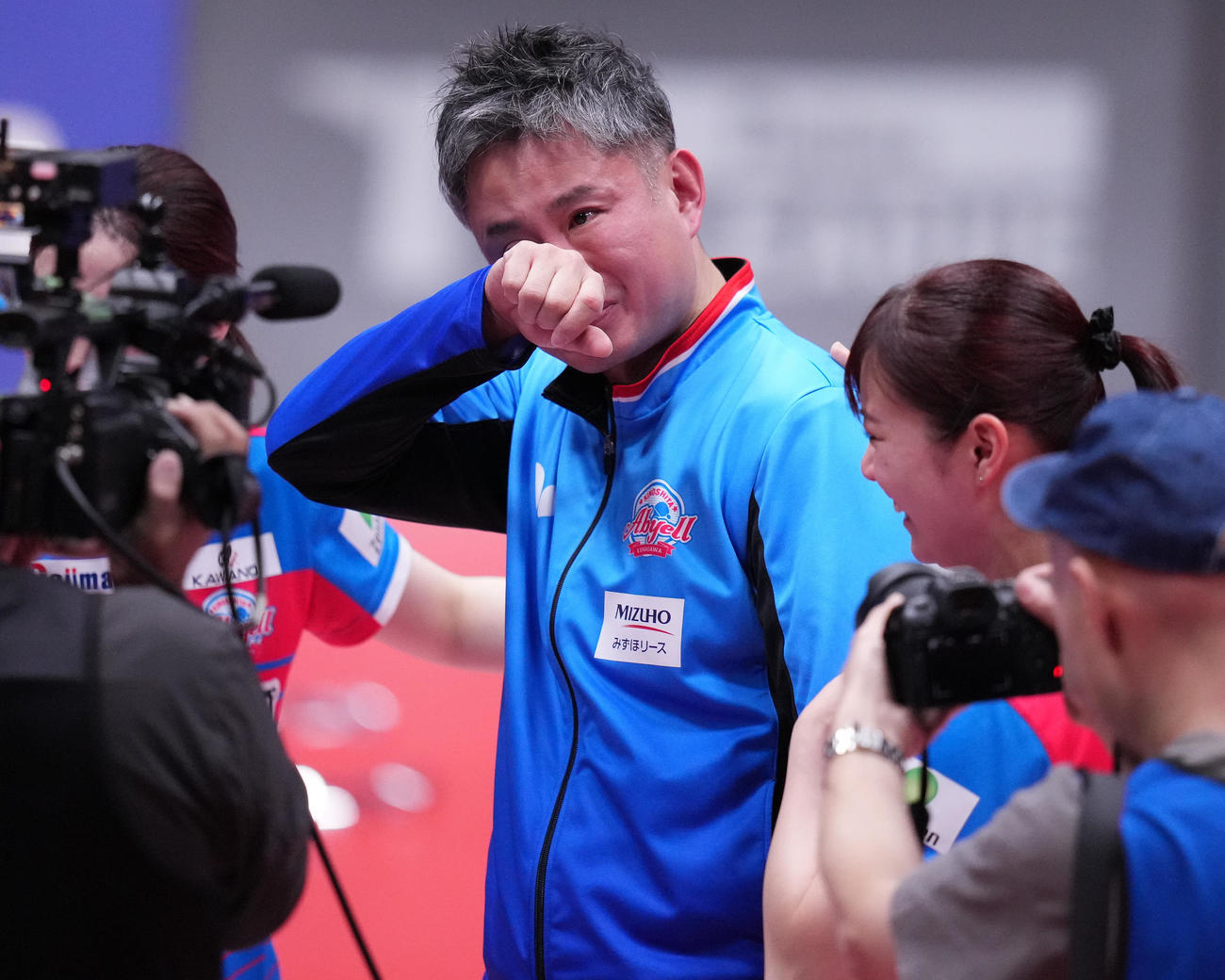 日本ペイント対神奈川　優勝し、涙を流す神奈川中沢監督（撮影・鈴木みどり）