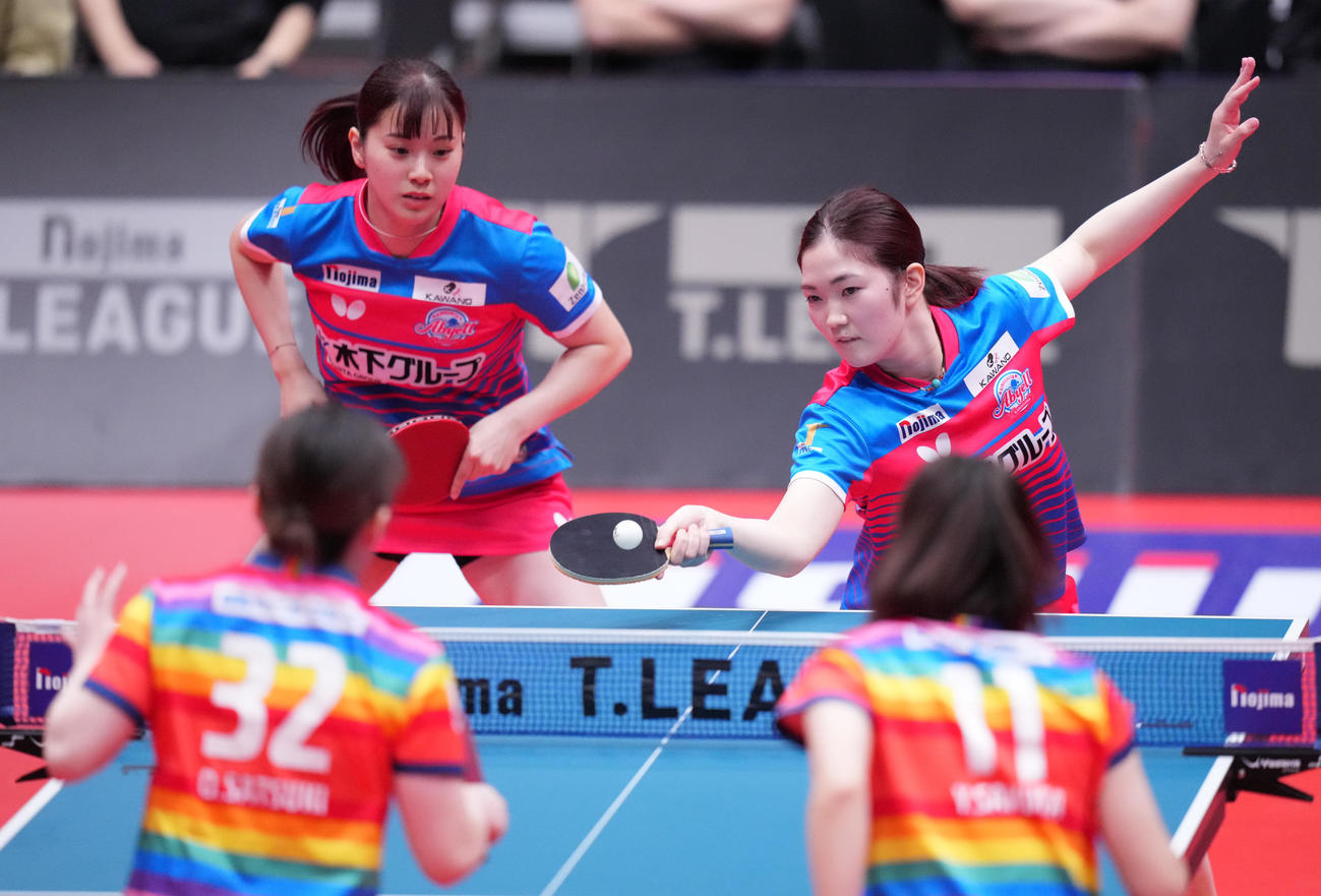 日本ペイント対神奈川　横井、大藤組対木原、長崎組　第2G、打ち返す木原。左は長崎（撮影・鈴木みどり）