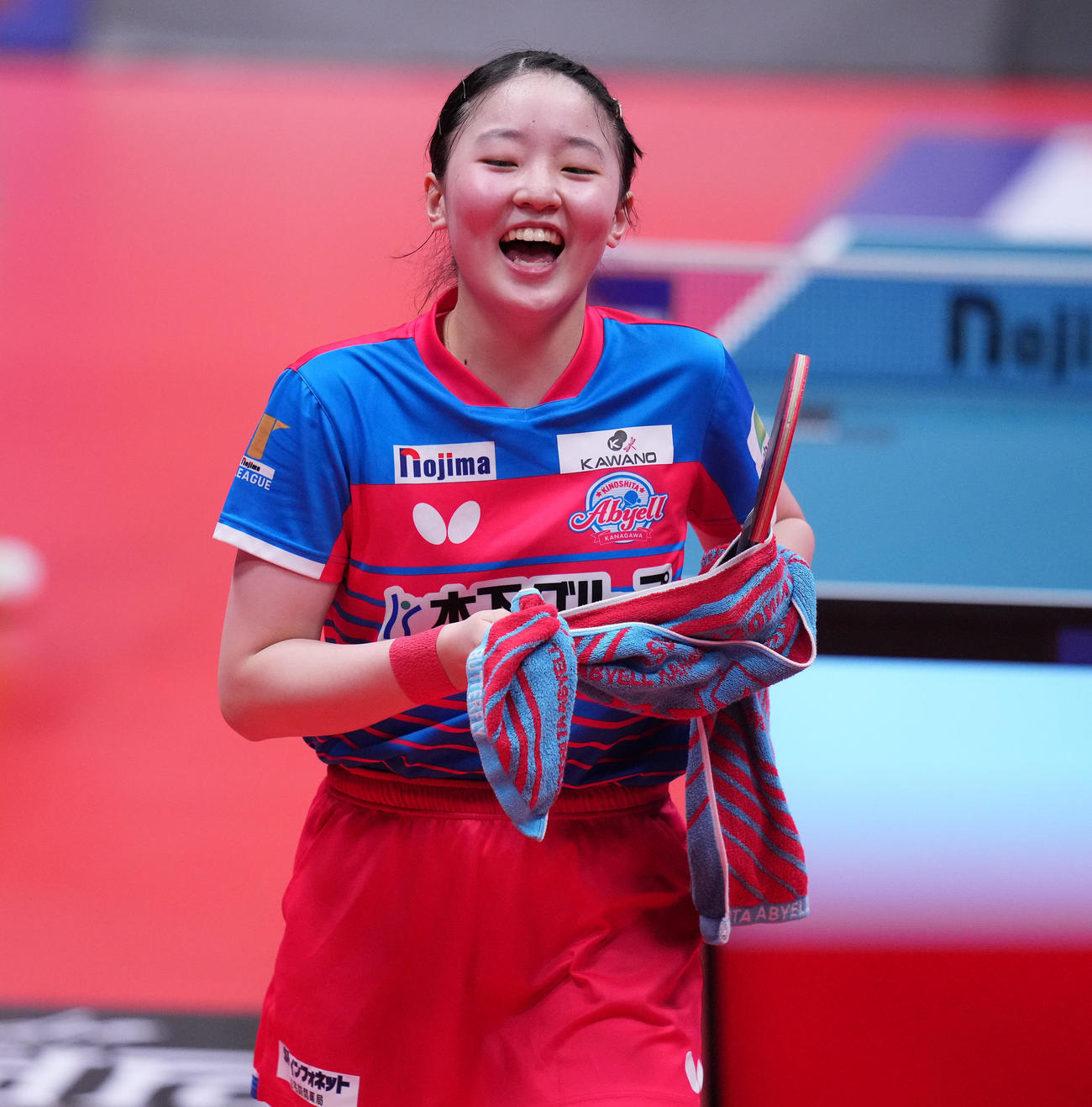 日本ペイント対神奈川　橋本対張本　橋本に勝利し、笑顔の張本（撮影・鈴木みどり）