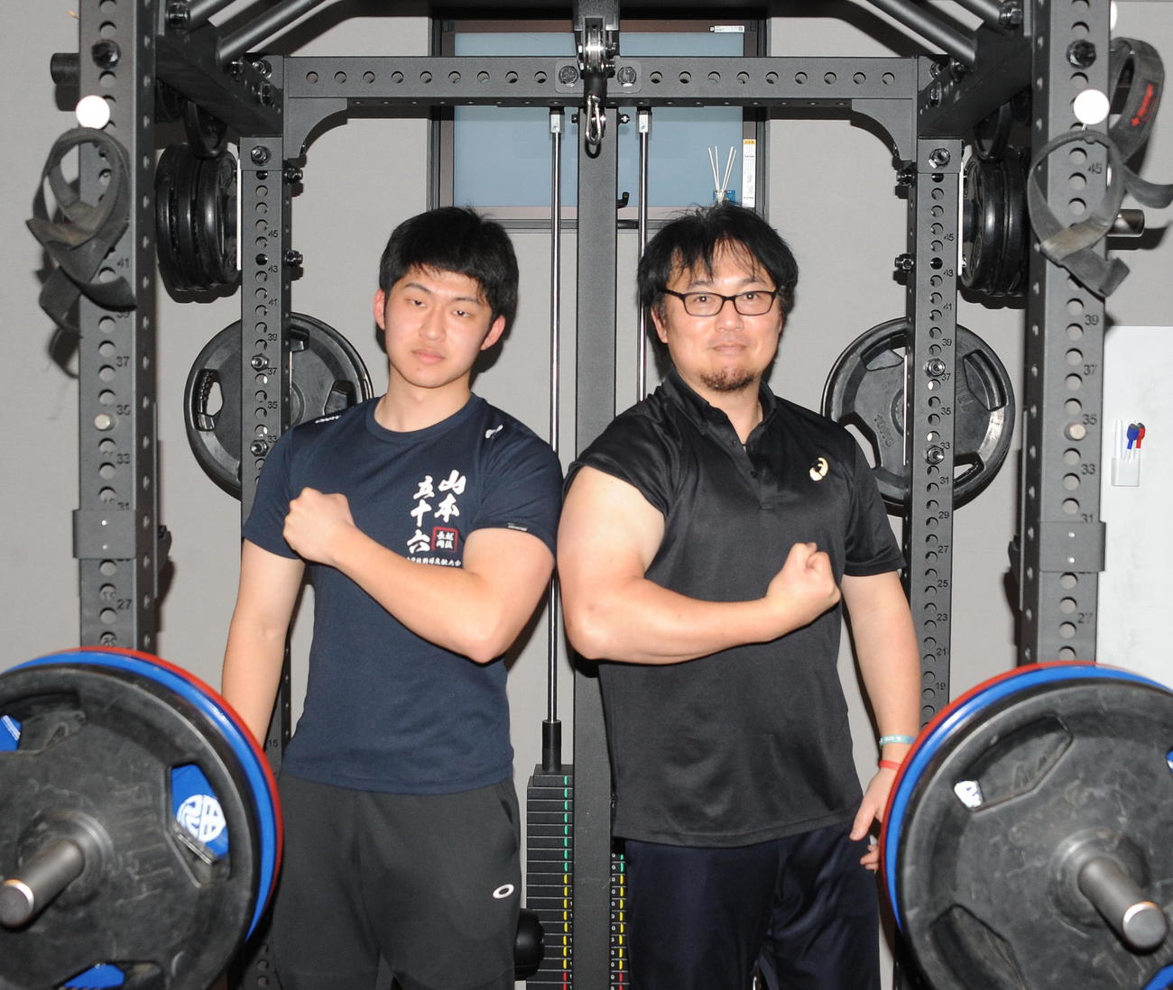 2月に開催されたパワーリフティング全日本選手権の男子サブジュニア83キロ級で初優勝した山本翔瑛さん（左）と、21年度の同選手権40代の部93キロ級で優勝した父潤さん（48）（撮影・小林忠）