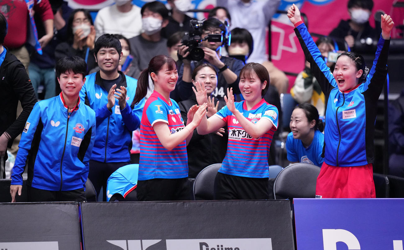 日本ペイント対神奈川　日本ペイントに勝利し優勝を決め、喜ぶ神奈川の選手たち。前列左からチュ・チョンヒ、長崎、平野、張本（撮影・鈴木みどり）