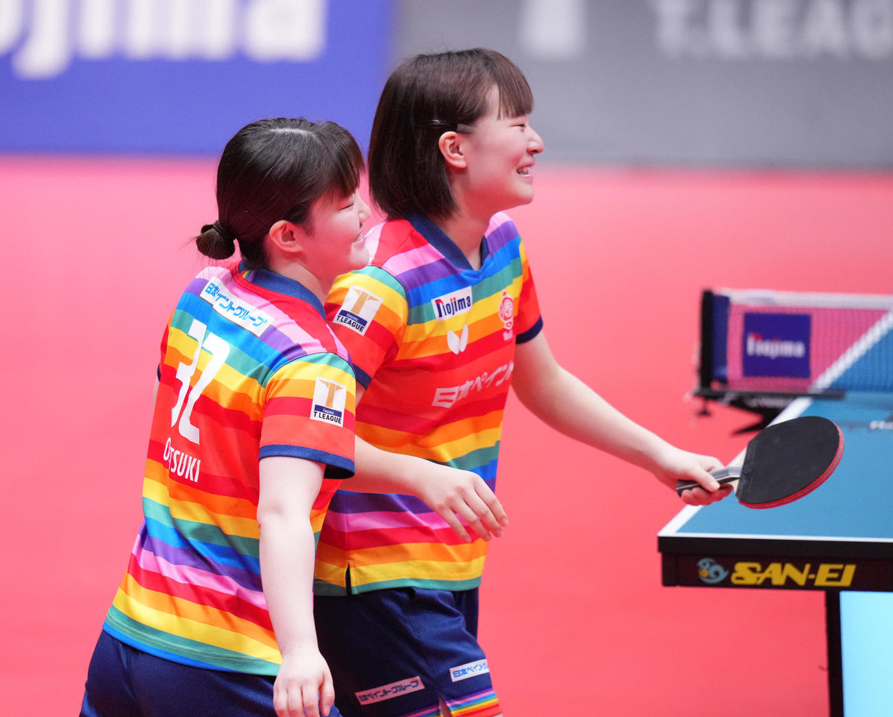 日本ペイント対神奈川　横井、大藤組対木原、長崎組　木原、長崎組に勝利し笑顔の横井（右）、大藤組（撮影・鈴木みどり）
