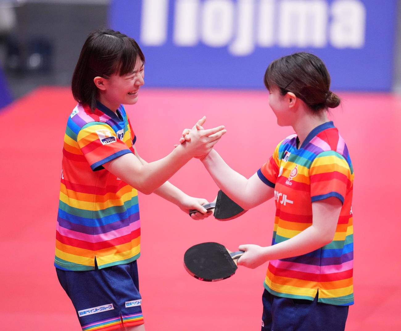 日本ペイント対神奈川　横井、大藤組対木原、長崎組　木原、長崎組に勝利し笑顔の横井（左）、大藤組（撮影・鈴木みどり）