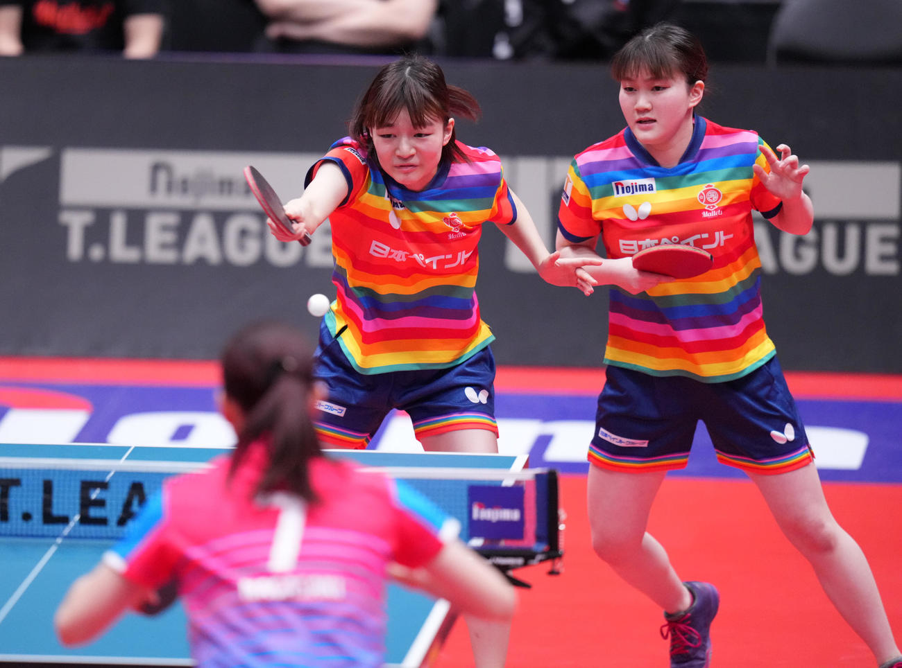 日本ペイント対神奈川　横井、大藤組対木原、長崎組　第1G、打ち返す横井。右は大藤（撮影・鈴木みどり）