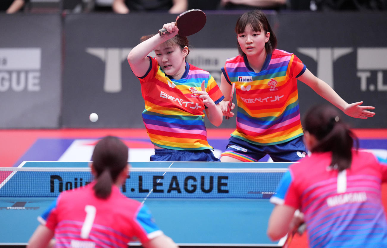 日本ペイント対神奈川　横井、大藤組対木原、長崎組　第1G、打ち返す大藤。右は横井（撮影・鈴木みどり）