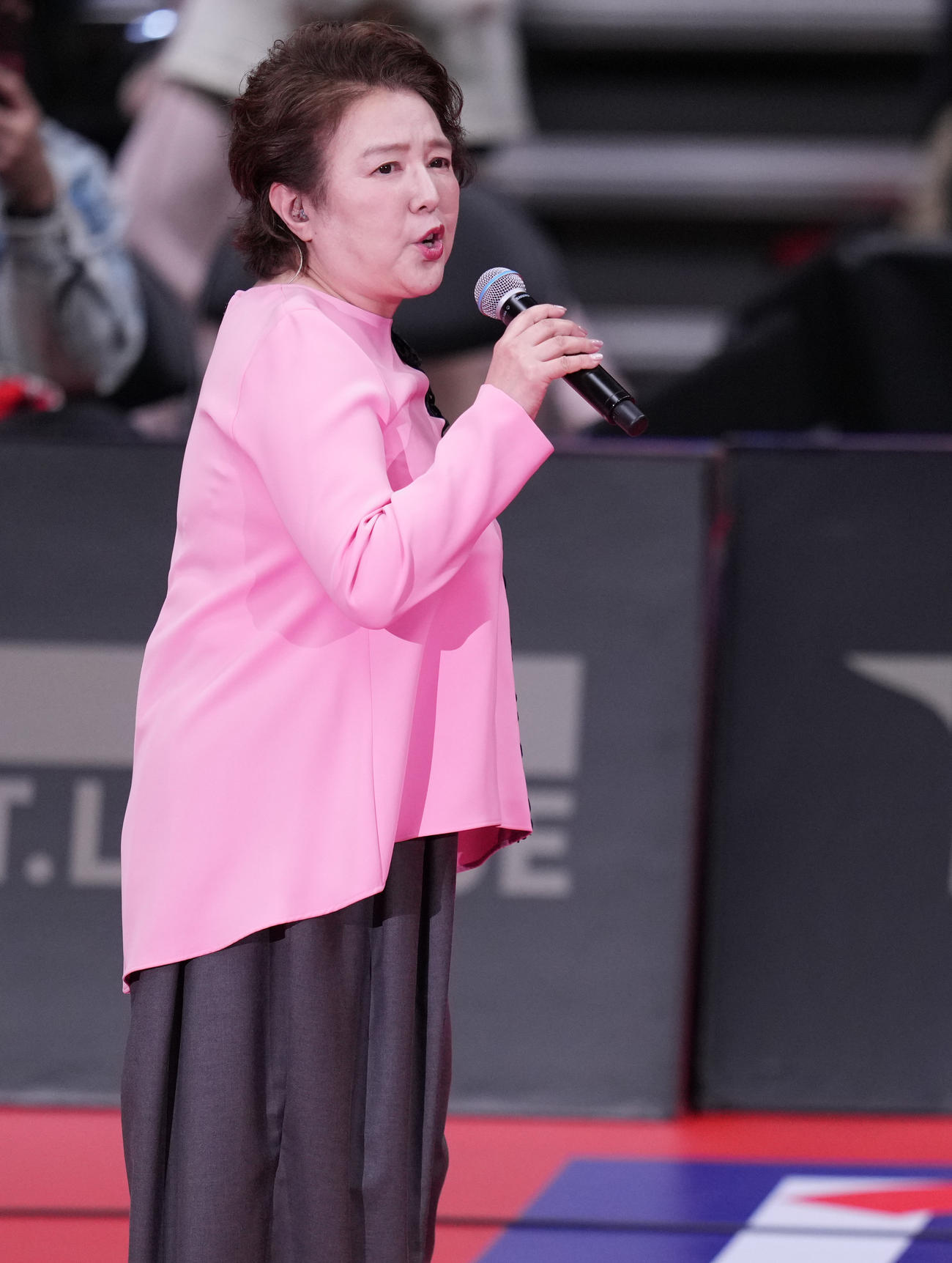 琉球対彩たま　ハーフタイムに熱唱する麻倉未稀（撮影・鈴木みどり）