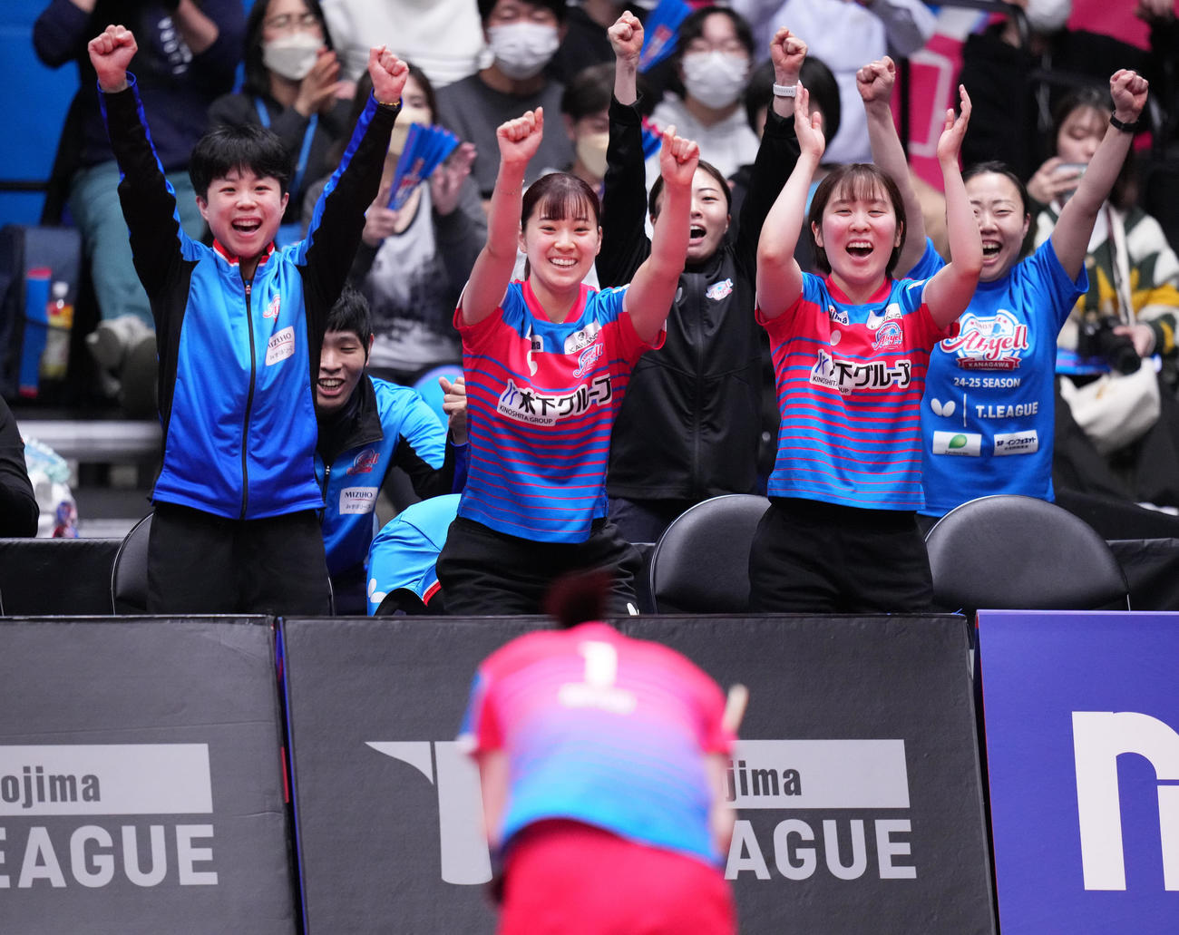 日本ペイント対神奈川　木原（手前）が勝利し優勝を決め、ベンチでガッツポーズする神奈川の、前列左からチュ・チョンヒ、長崎、平野（撮影・鈴木みどり）