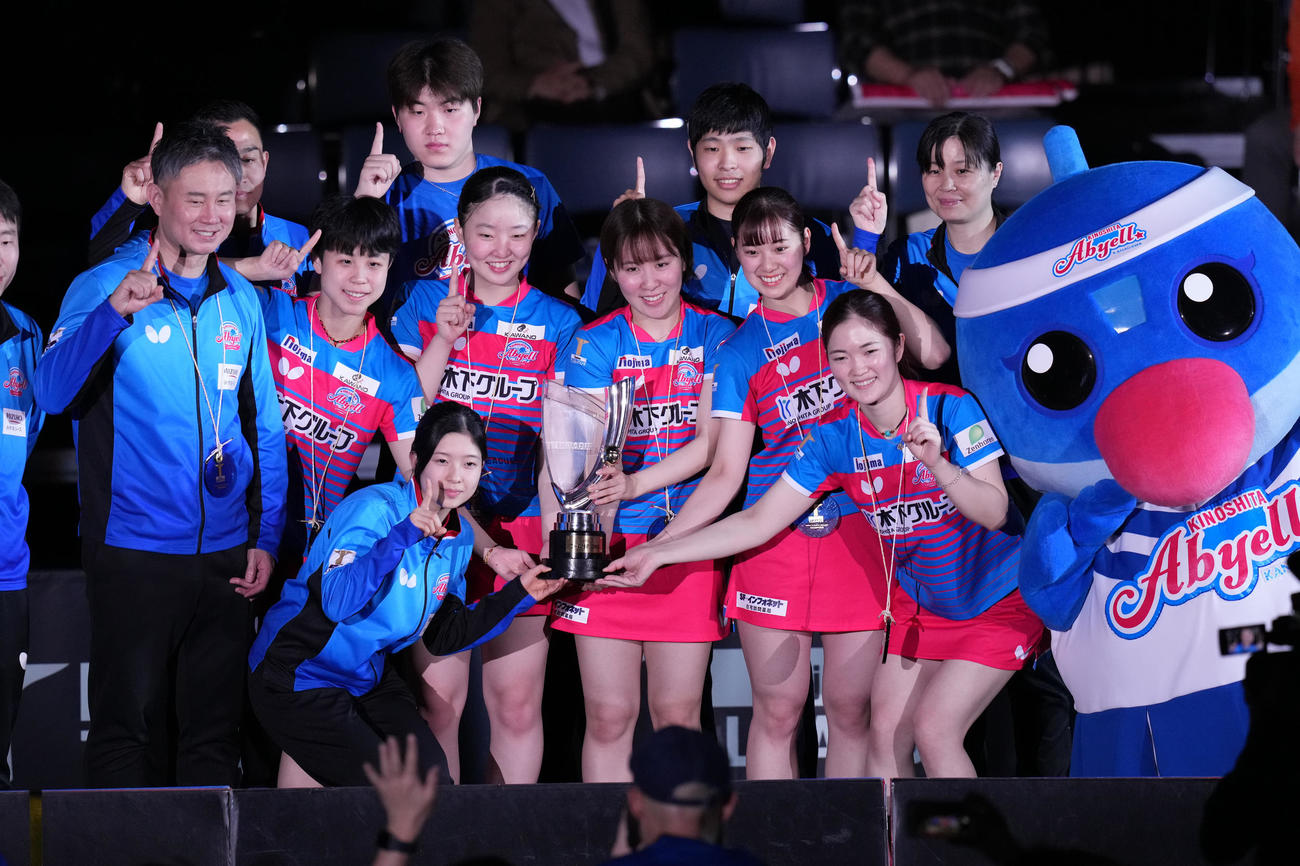 日本ペイント対神奈川　優勝し、記念撮影に納まる神奈川の選手たち。中列左から中沢監督、チュ・チョンヒ、平野、長崎、木原（撮影・鈴木みどり）