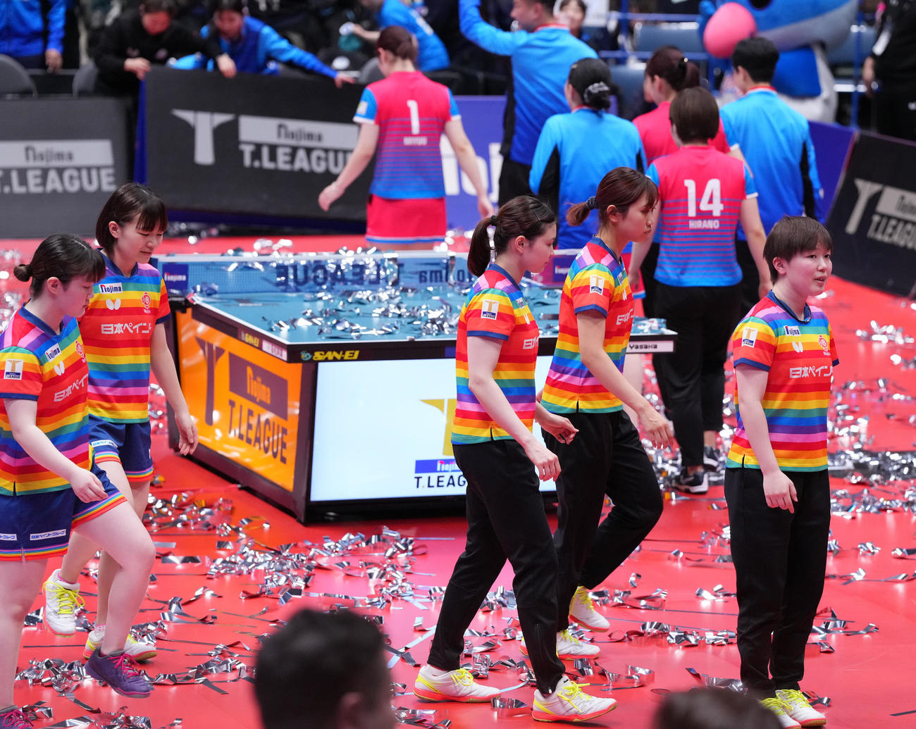 日本ペイント対神奈川　神奈川に敗れ優勝を逃し、浮かない表情の日本ペイントの選手たち（撮影・鈴木みどり）