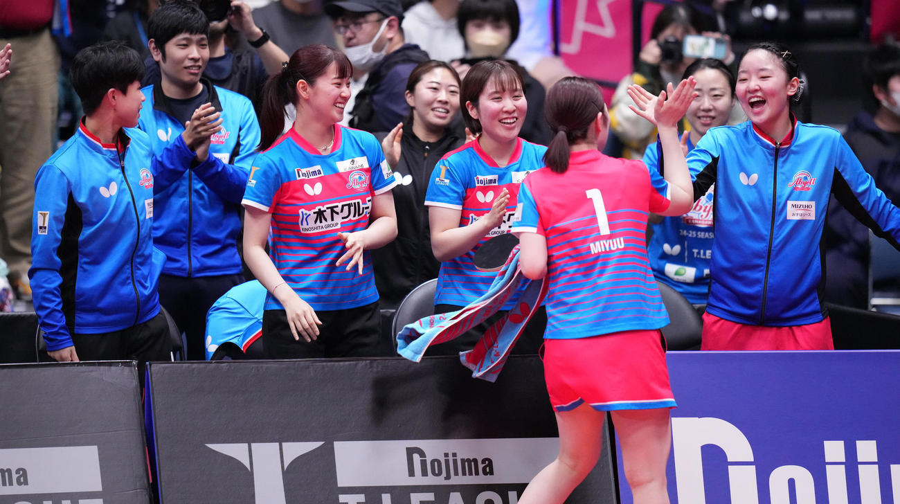 日本ペイント対神奈川　日本ペイントに勝利し優勝を決め、木原（手前）を笑顔で迎える神奈川の選手たち。前列左からチュ・チョンヒ、長崎、平野、1人おいて張本（撮影・鈴木みどり）