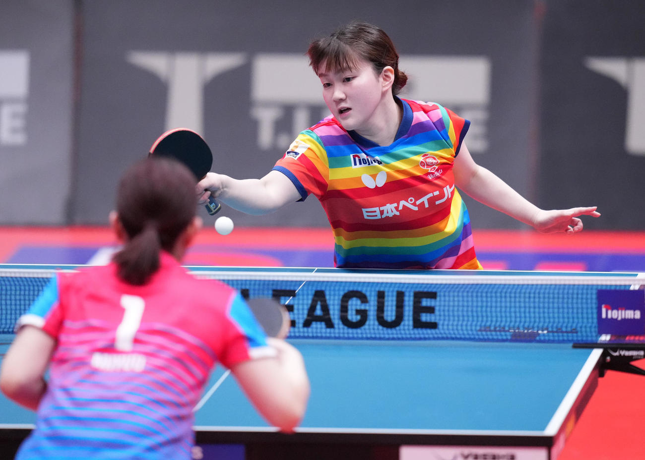 日本ペイント対神奈川　大藤対木原　第1G、打ち返す大藤（撮影・鈴木みどり）