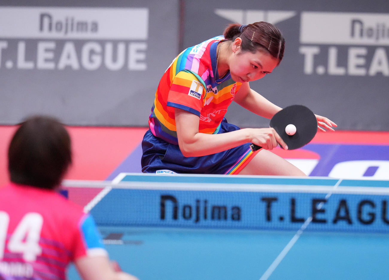 日本ペイント対神奈川　佐藤対平野　第1G、打ち返す佐藤（撮影・鈴木みどり）